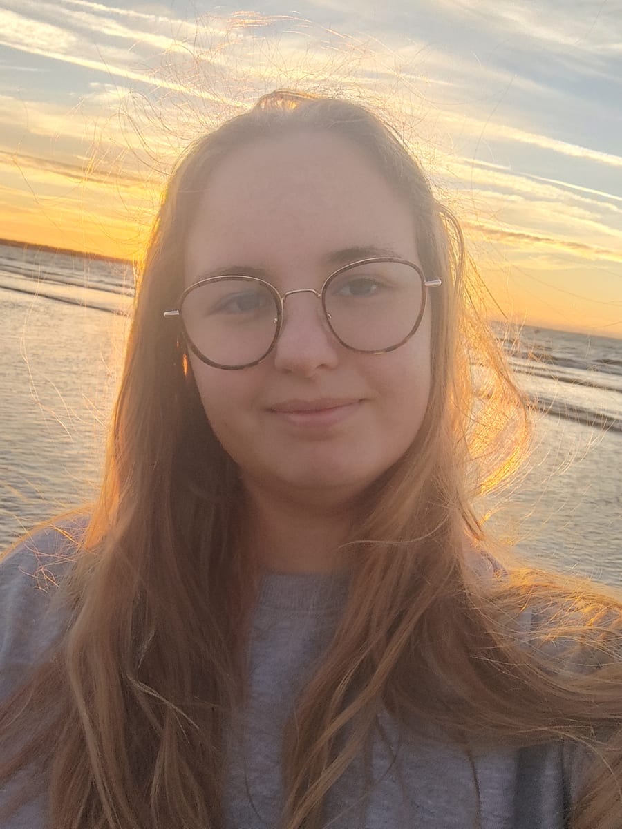 Portrait de Killy Rousseau au coucher du soleil sur la plage